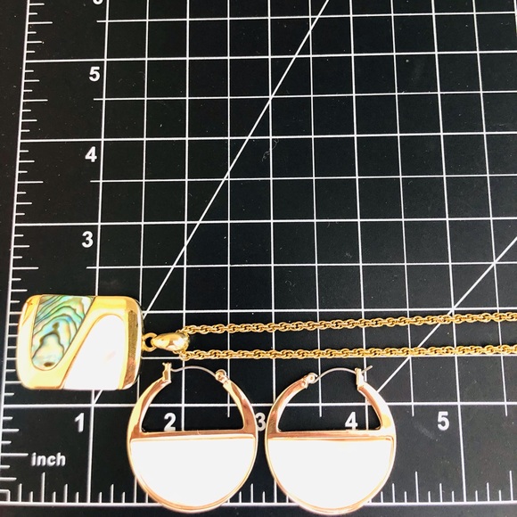 Vintage Abalone Pendant & Mother of Pearl Earrings - Picture 8 of 14